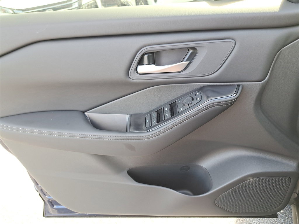 2026 Nissan Rogue SV photo 21