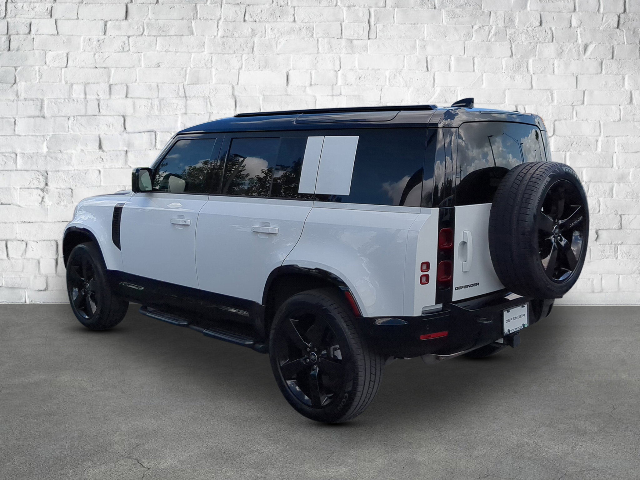 2025 Land Rover Defender X-Dynamic SE photo 2