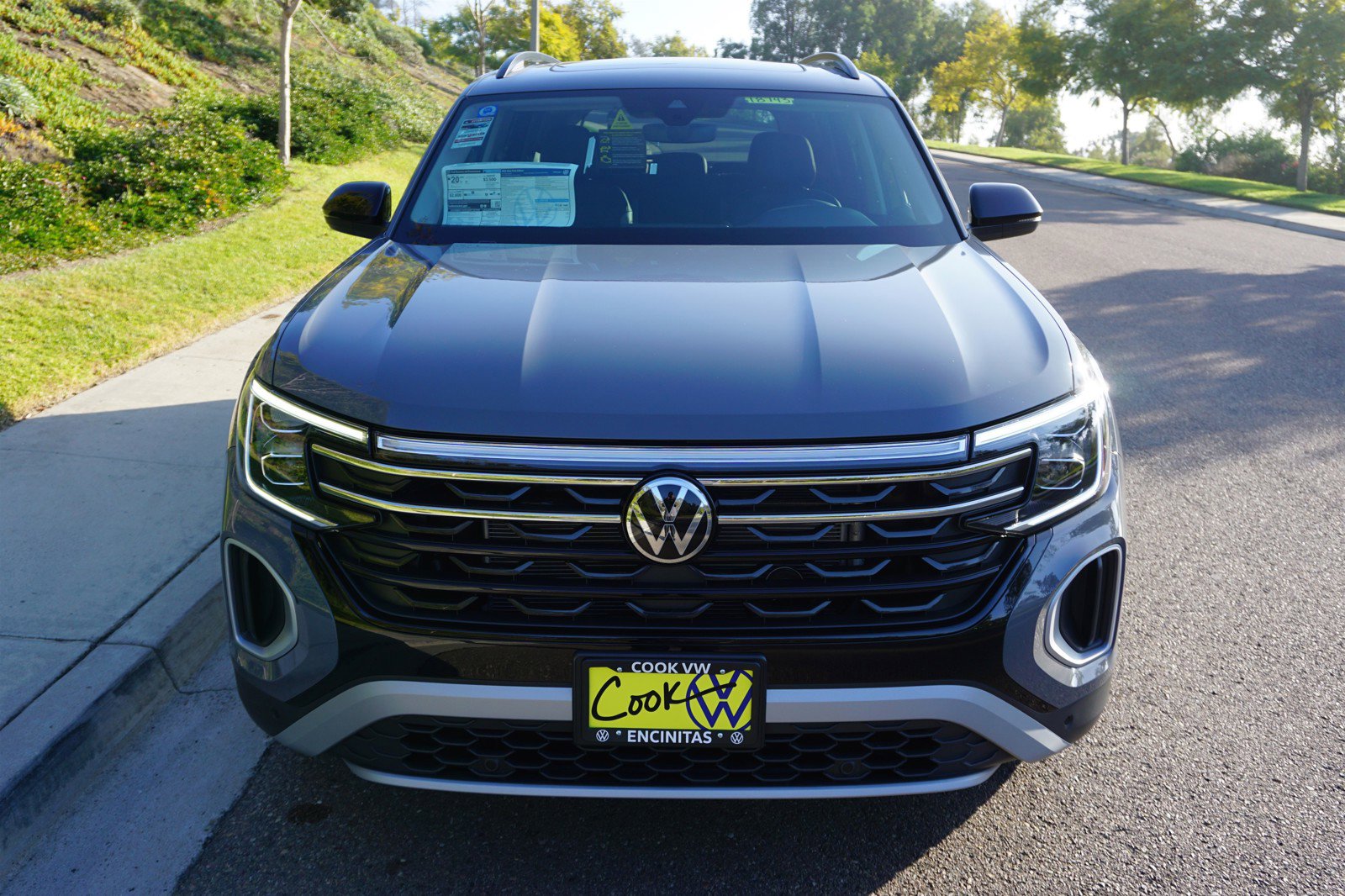 2025 Volkswagen Atlas Peak Edition photo 2