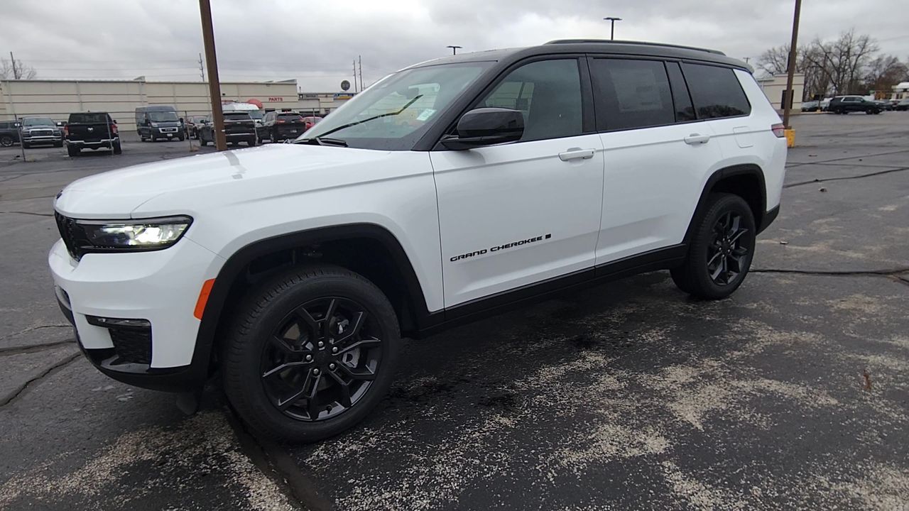 2025 Jeep Grand Cherokee Limited photo 4