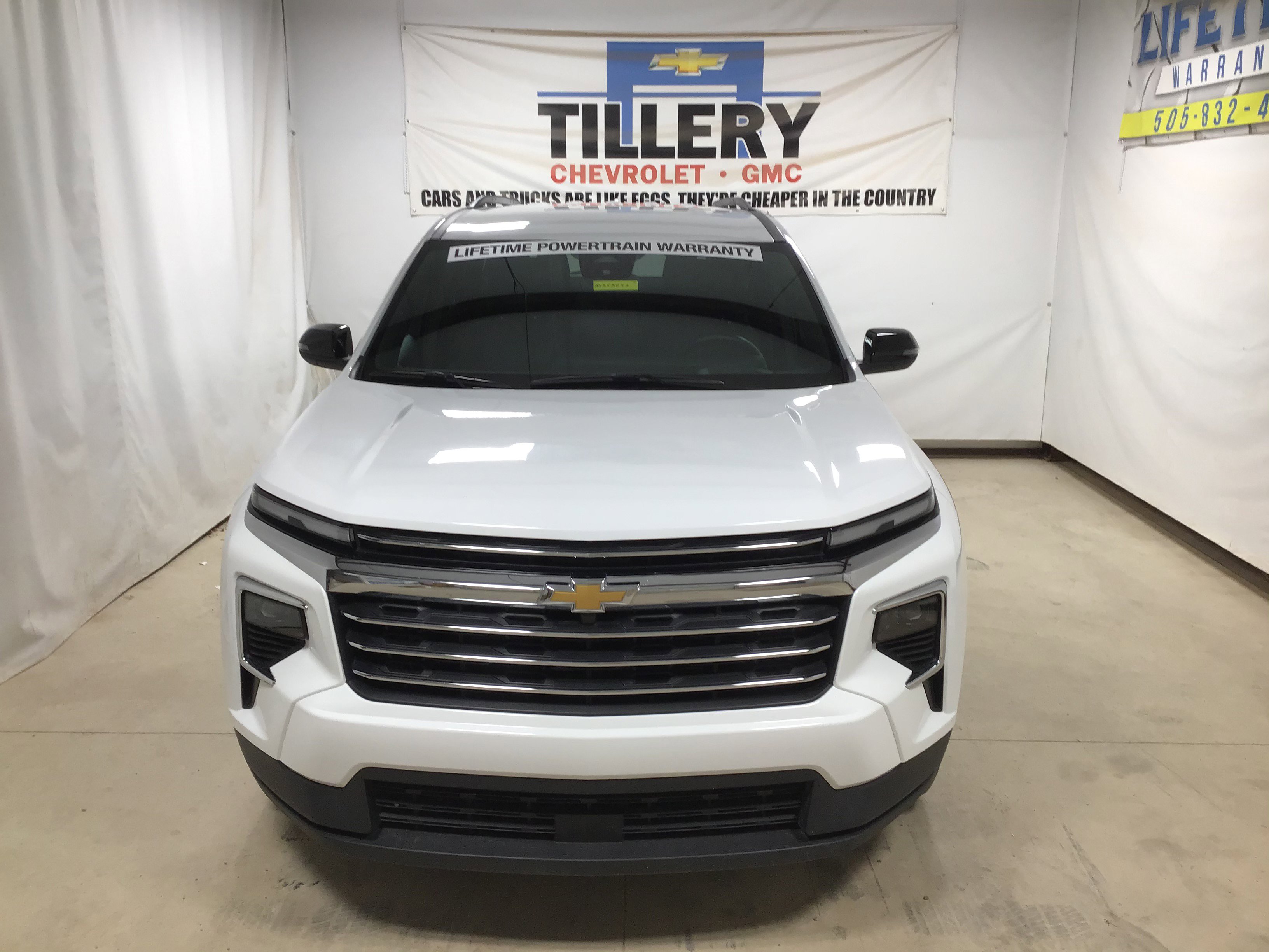 2025 Chevrolet Traverse photo 2