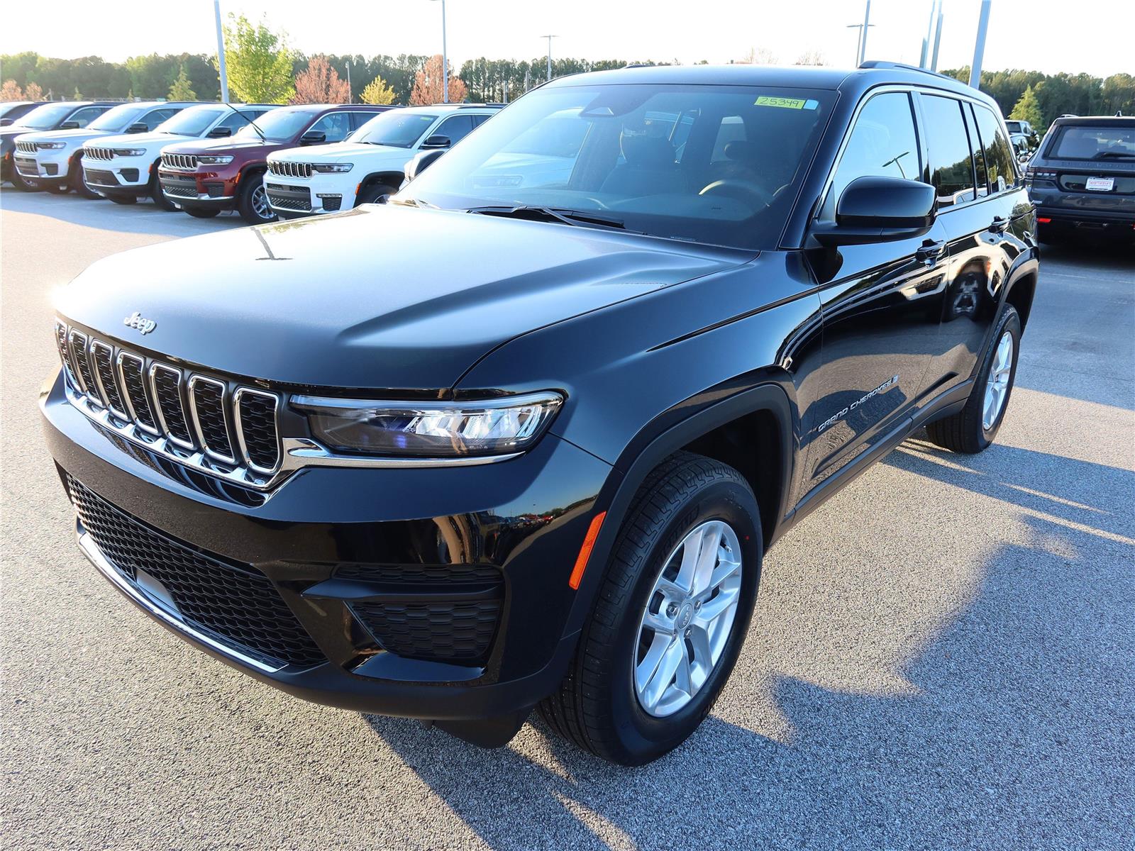 2025 Jeep Grand Cherokee Laredo X photo 2