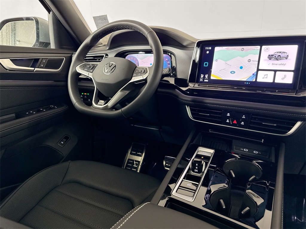 2025 Volkswagen Atlas Cross Sport SEL R-Line photo 7