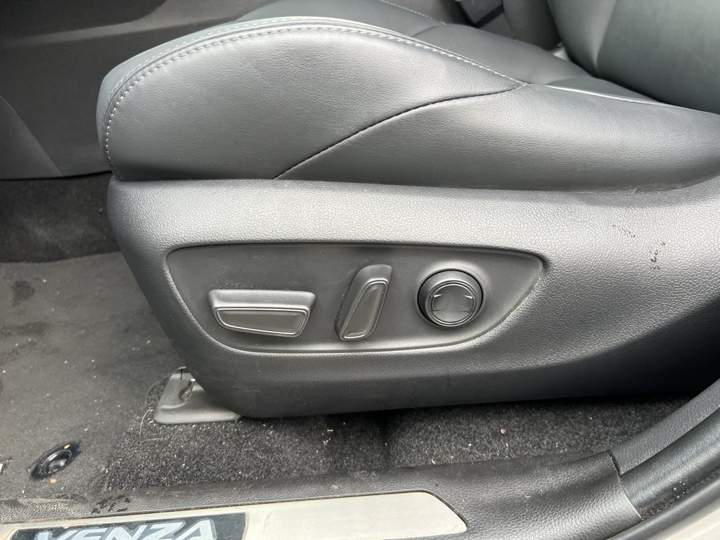 2022 Toyota Venza XLE photo 12