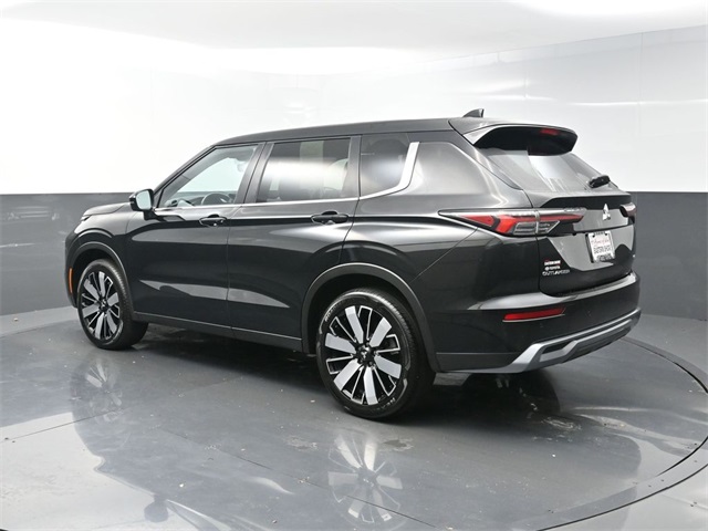 2025 Mitsubishi Outlander SE photo 2