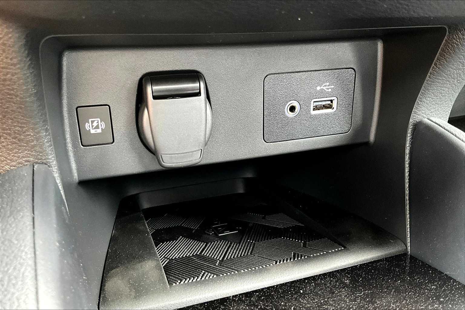 2025 Nissan Versa SV photo 15
