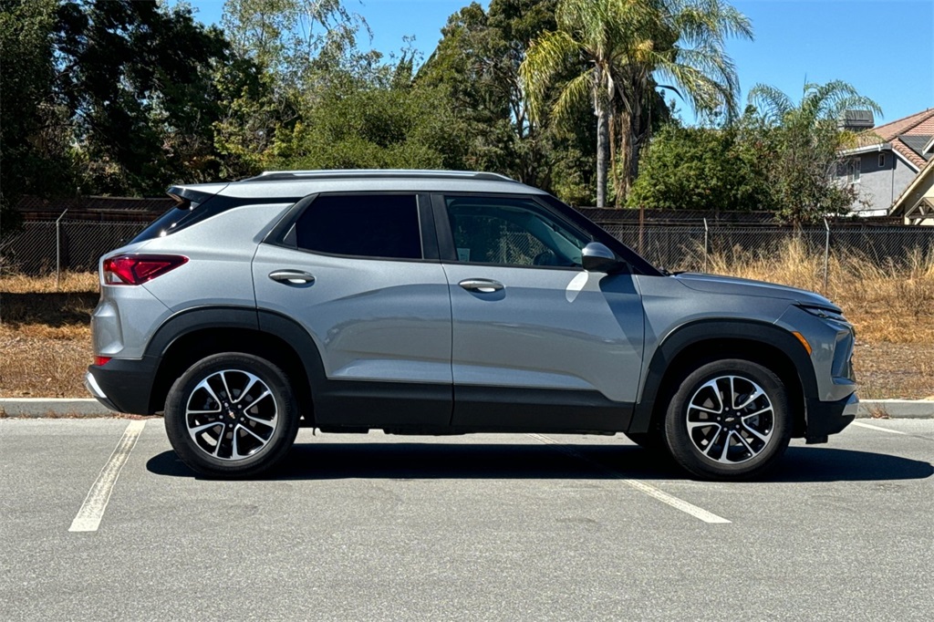 2025 Chevrolet Trailblazer LT photo 3