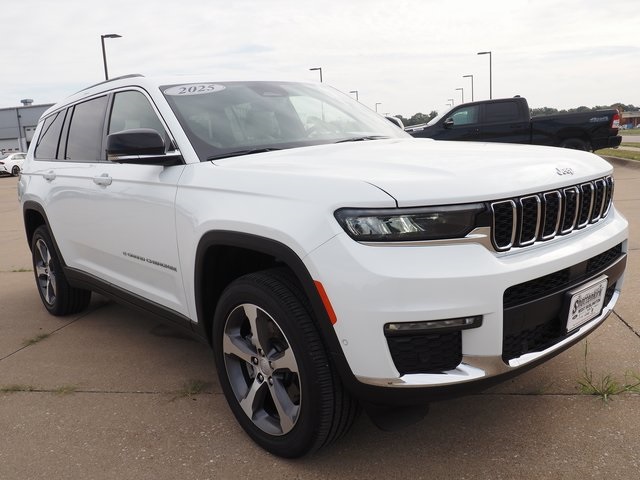 2025 Jeep Grand Cherokee Limited photo 3
