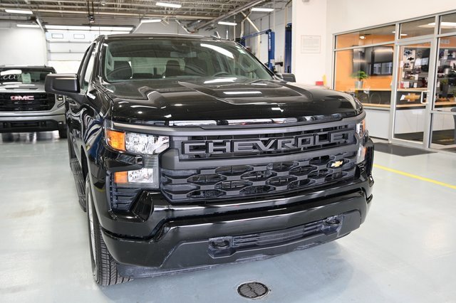 2024 Chevrolet Silverado Custom photo 3