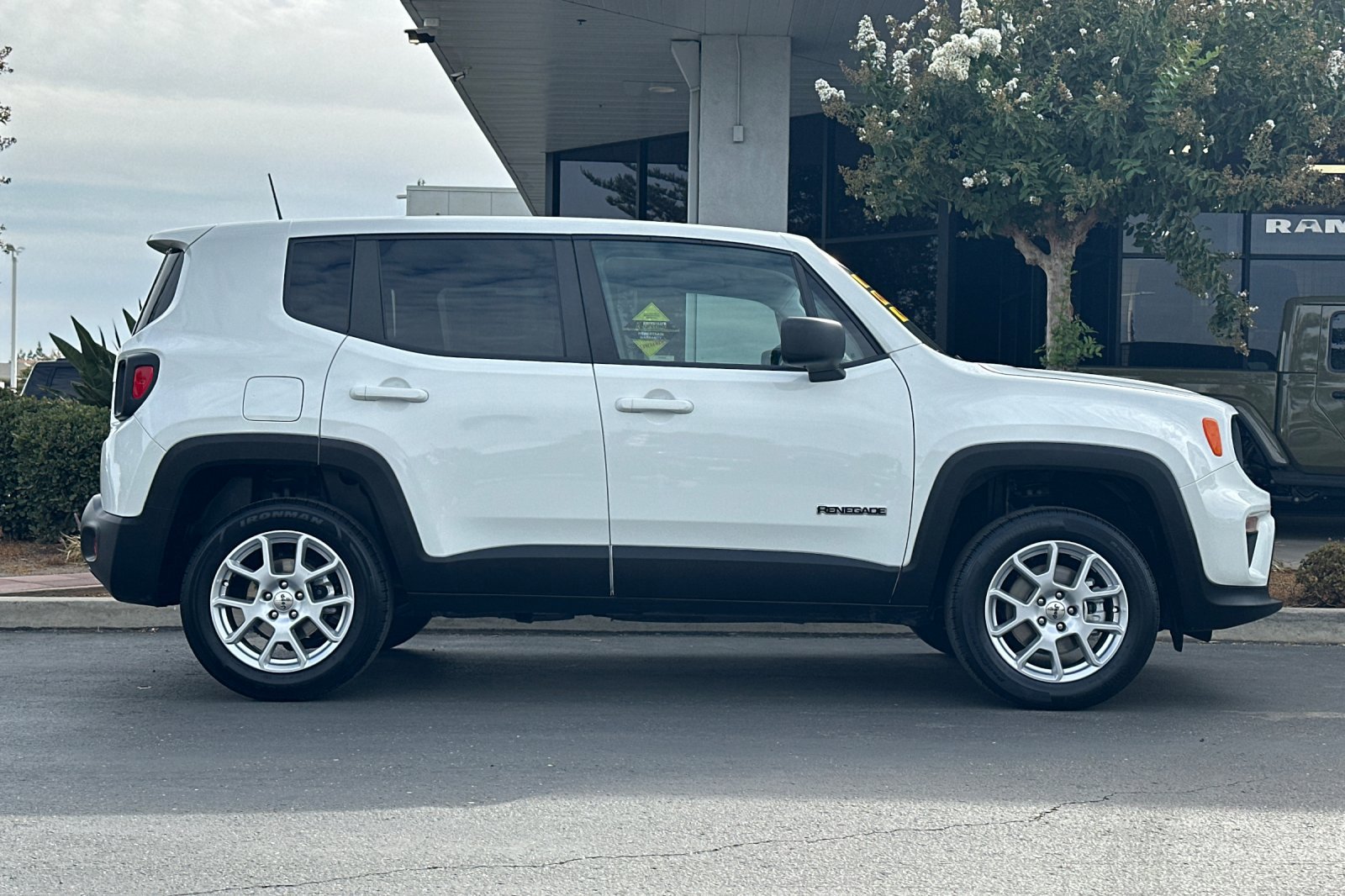 2023 Jeep Renegade Latitude Upland photo 3