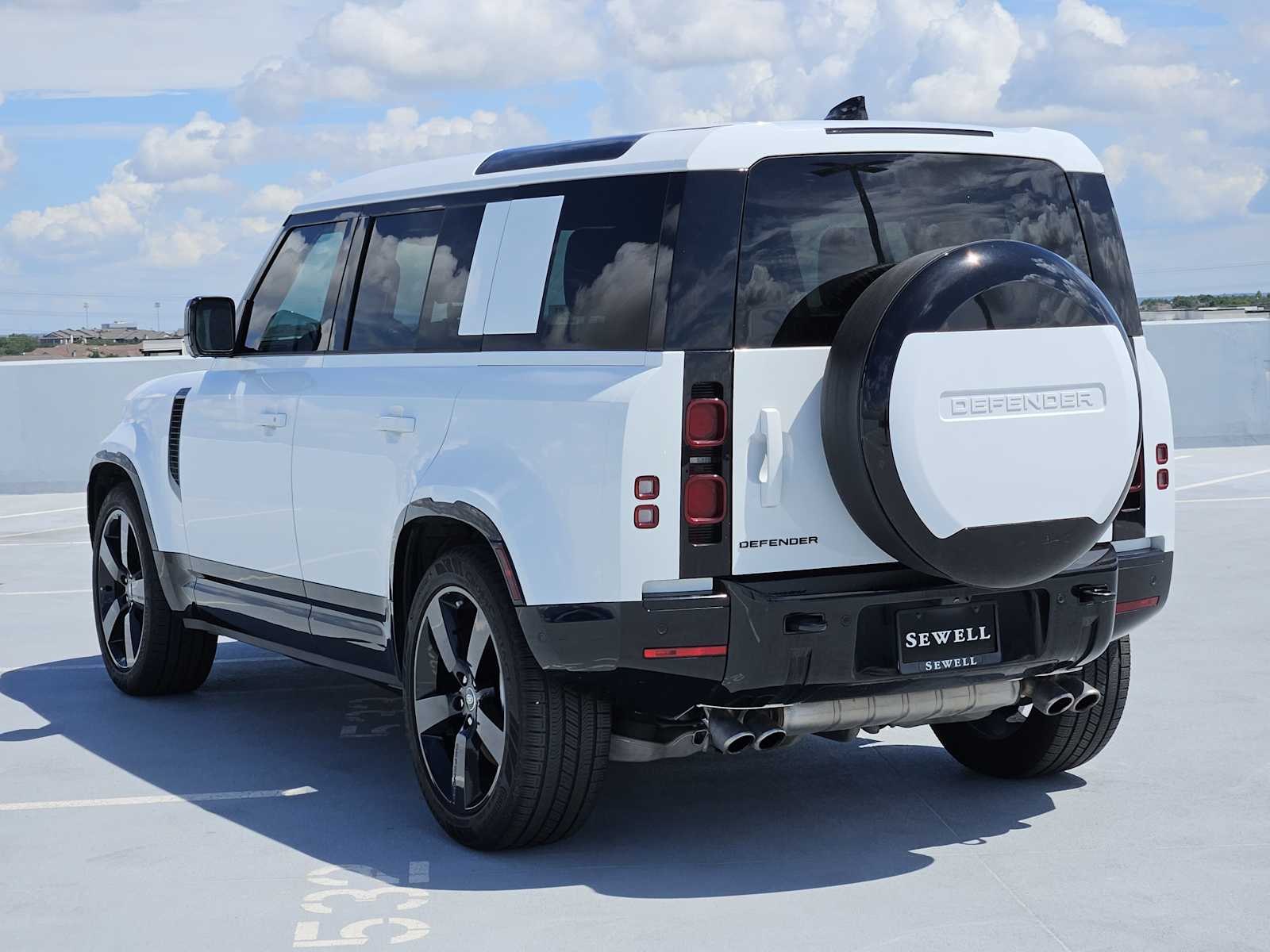 2025 Land Rover Defender 110 X-Dynamic SE photo 7