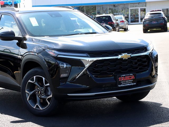 2025 Chevrolet Trax LT photo 2