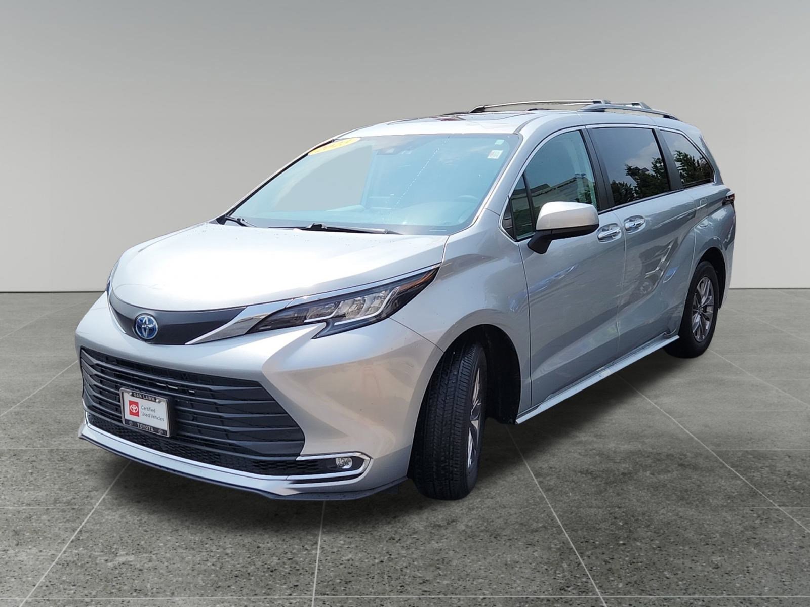 2023 Toyota Sienna XLE photo 3