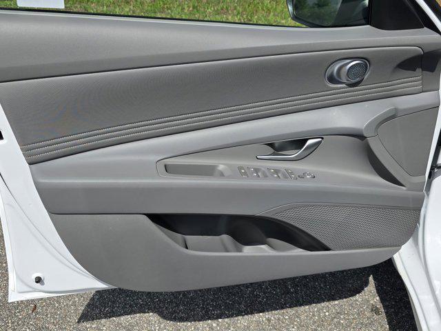 2025 Hyundai Elantra SEL Convenience photo 13