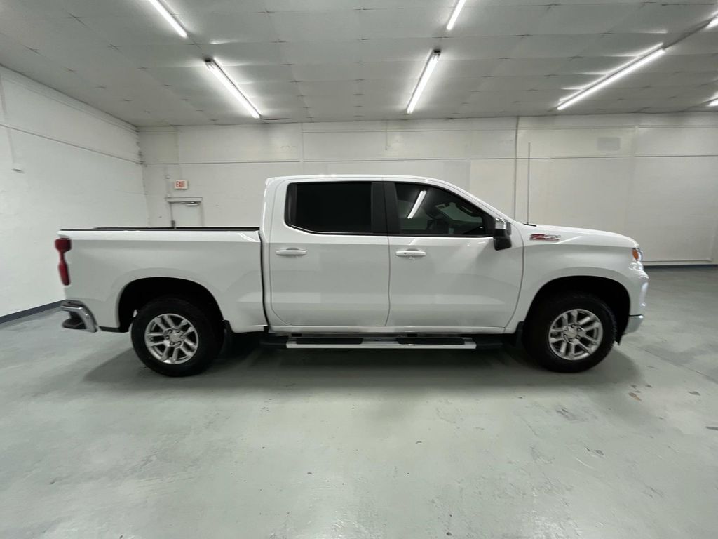 2025 Chevrolet Silverado 1500 LT photo 2