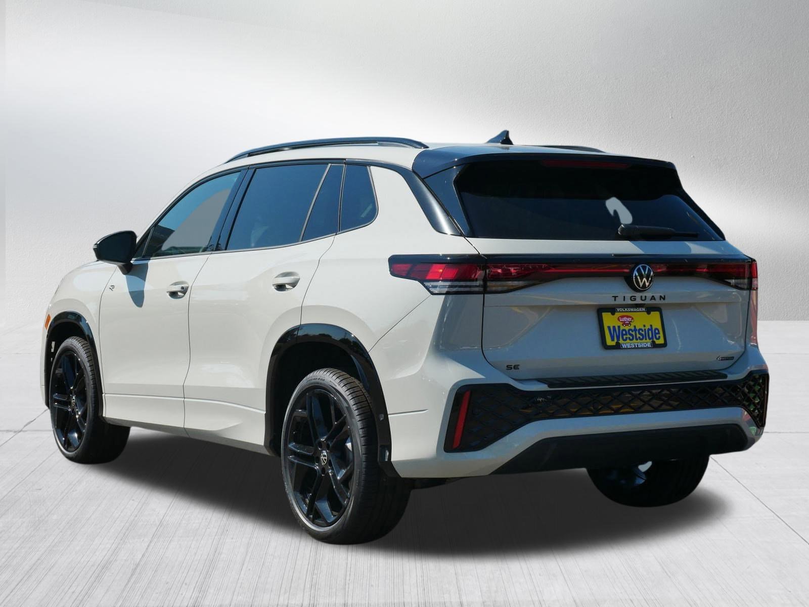 2025 Volkswagen Tiguan SE R-Line Black photo 2