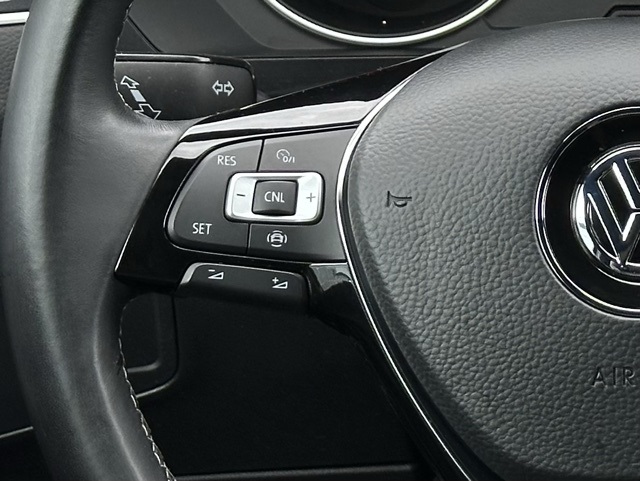 2020 Volkswagen Tiguan SE R-Line Black photo 10
