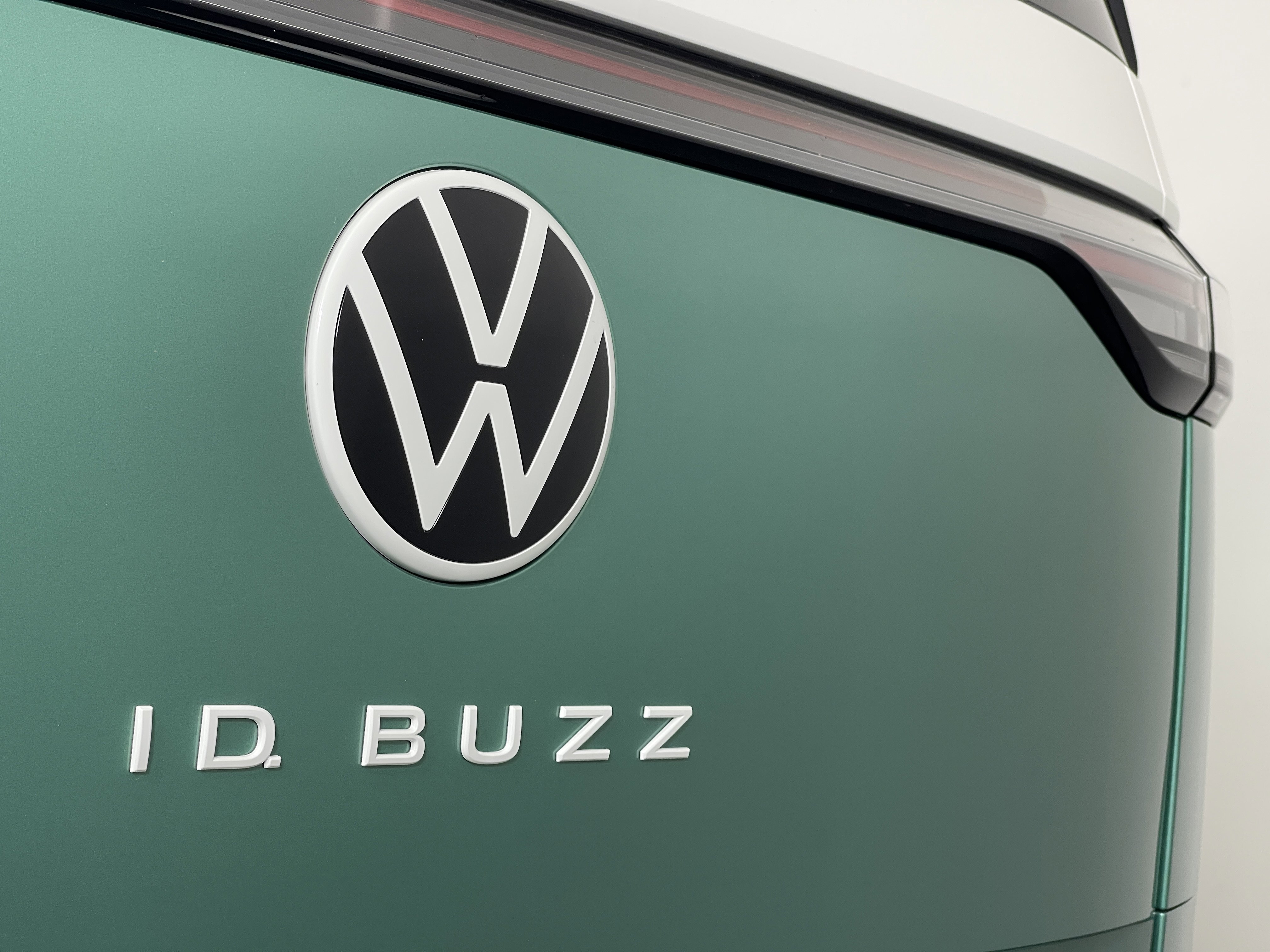 2025 Volkswagen ID. Buzz Pro Plus photo 3