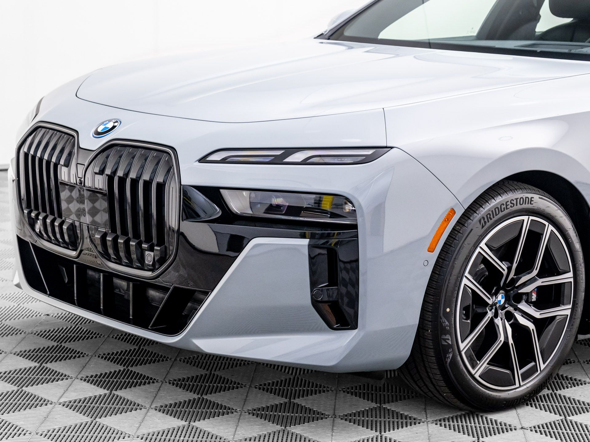 New 2025 Brooklyn Grey Metallic BMW 750e xDrive image 37