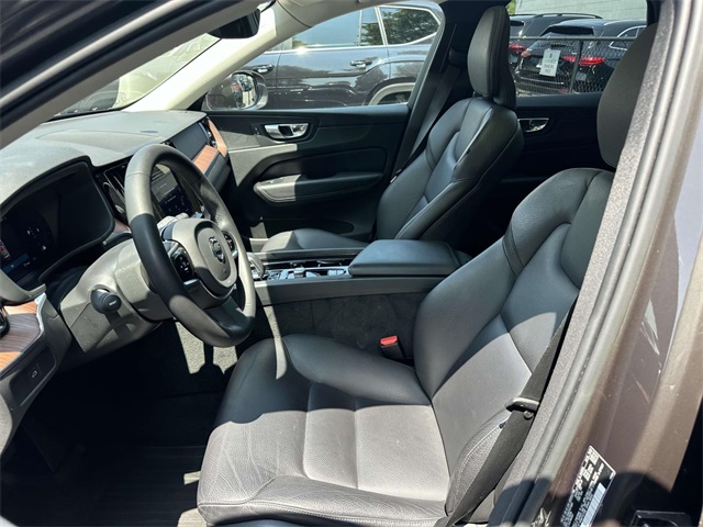 2023 Volvo XC60 B5 Plus photo 8