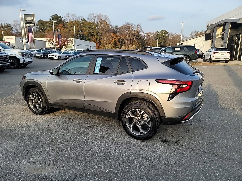 2025 Chevrolet Trax LT photo 3