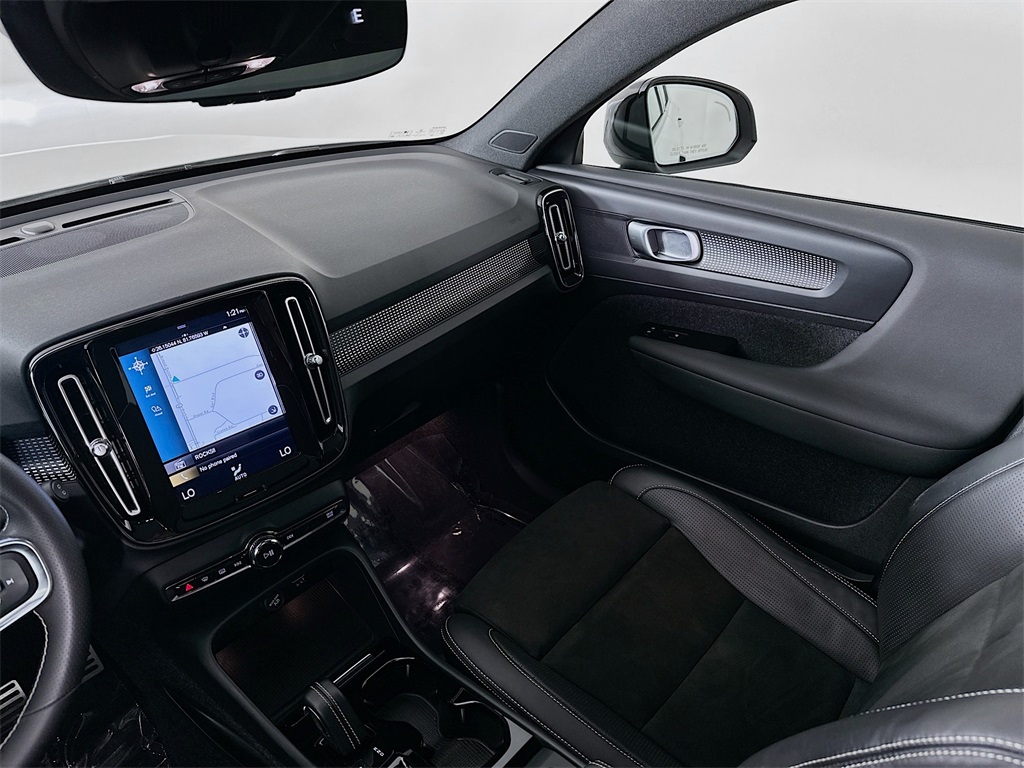 2021 Volvo XC40 R-Design photo 21