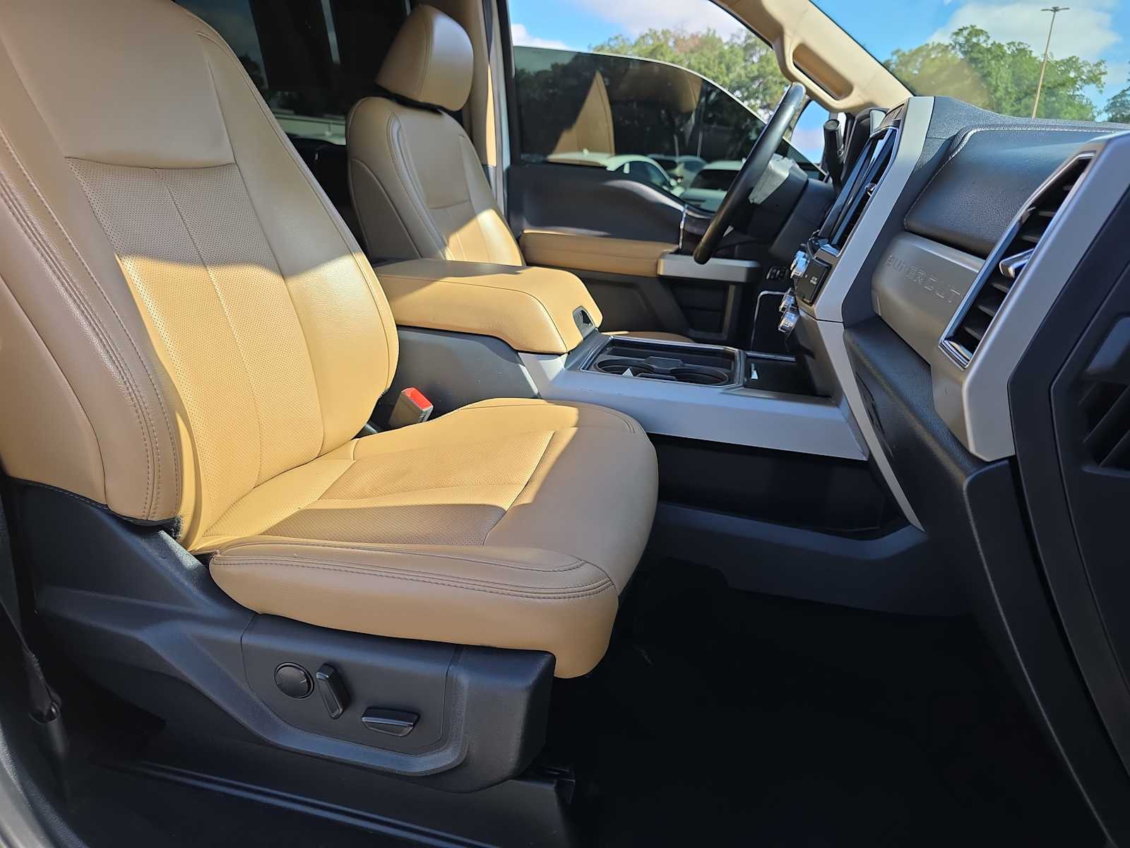 2022 Ford F-250 Lariat photo 32