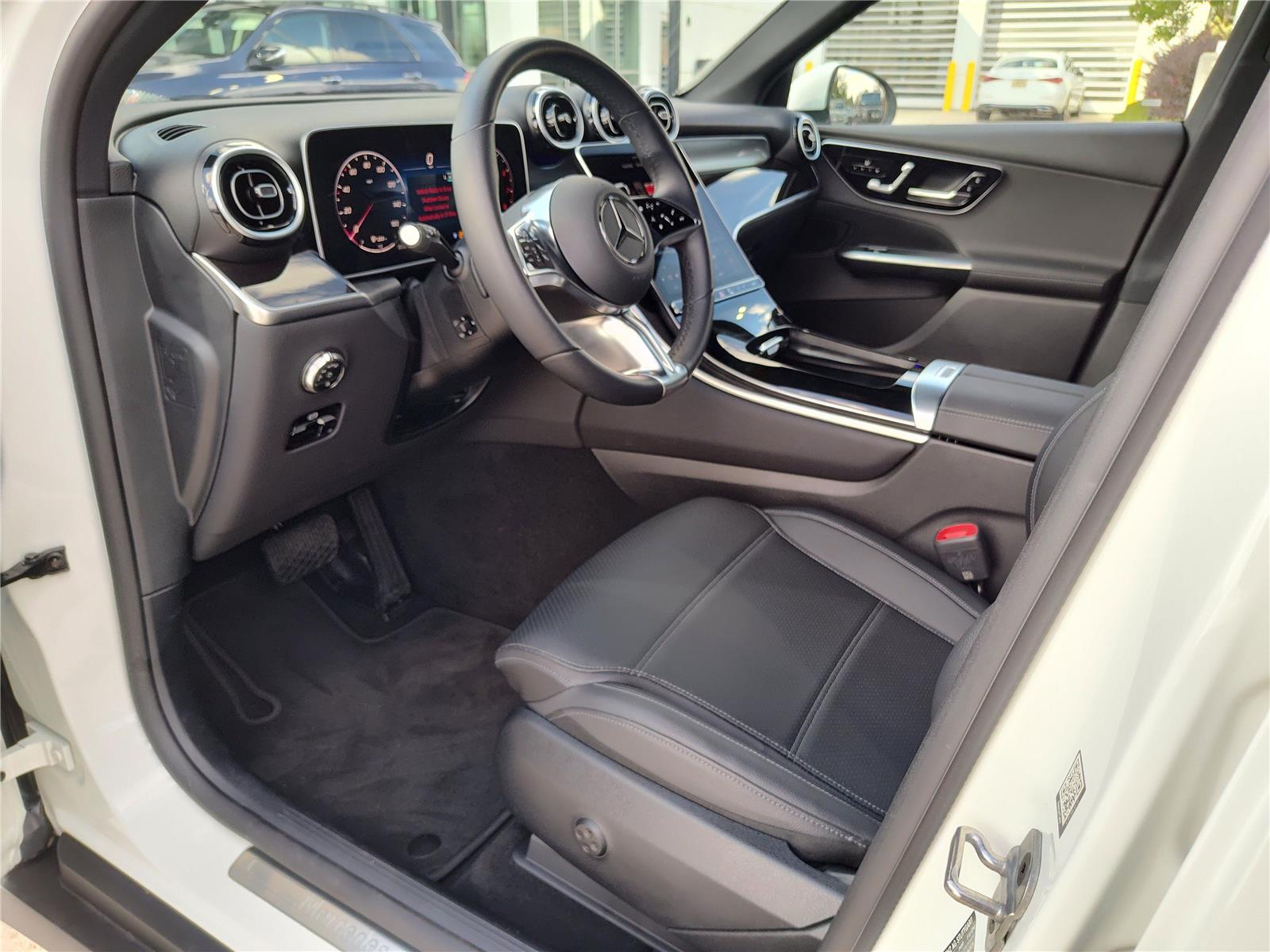 2025 Mercedes Benz GLC 300 photo 2