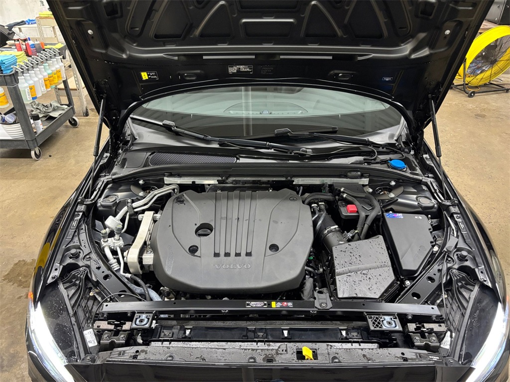 2023 Volvo S60 B5 Plus Black Edition photo 9