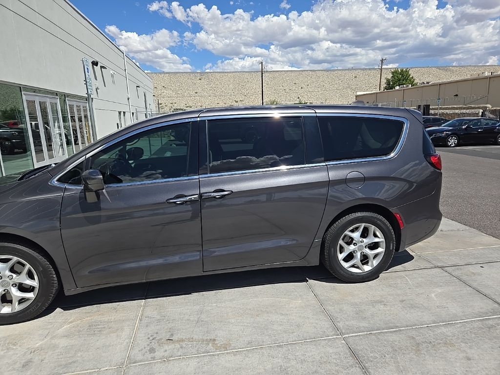 2020 Chrysler Pacifica Touring photo 4