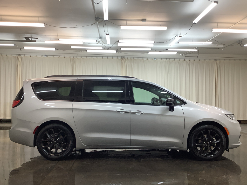 2026 Chrysler Pacifica photo 4