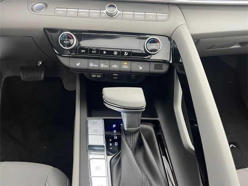 2024 Hyundai Elantra SEL Convenience photo 10