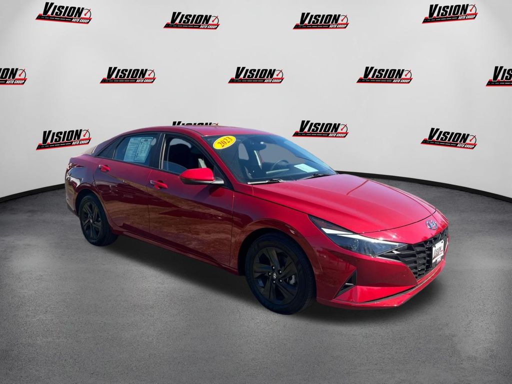 2023 Hyundai Elantra SEL photo 3