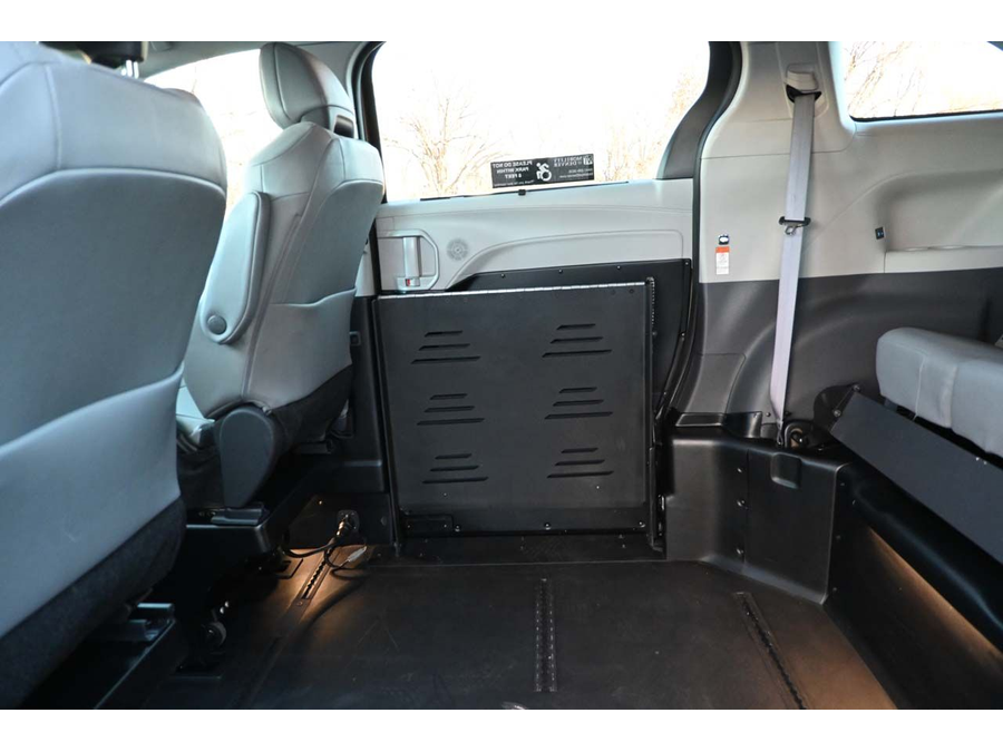2022 Toyota Sienna XLE photo 25