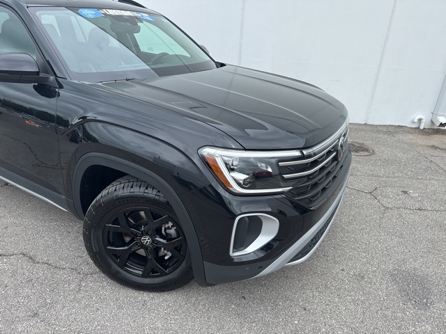 2025 Volkswagen Atlas Peak Edition SE photo 2