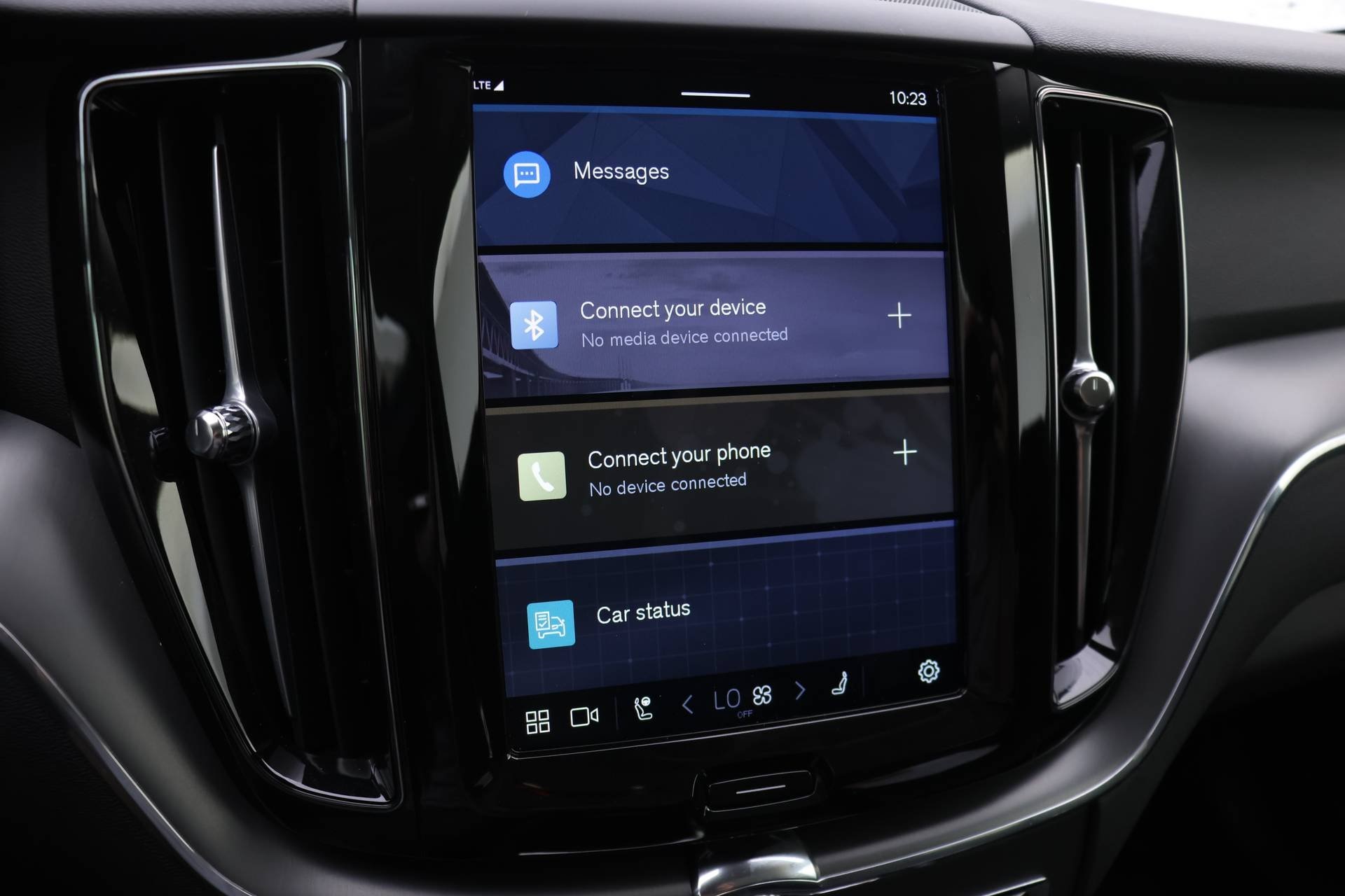 2025 Volvo XC60 B5 Core photo 4