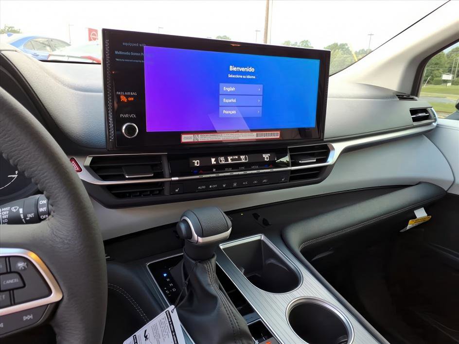 2025 Toyota Sienna Hybrid XLE photo 13