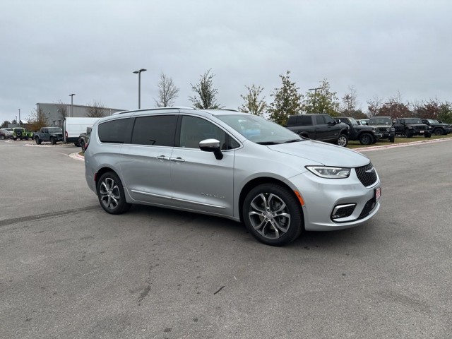 2026 Chrysler Pacifica Pinnacle's photo
