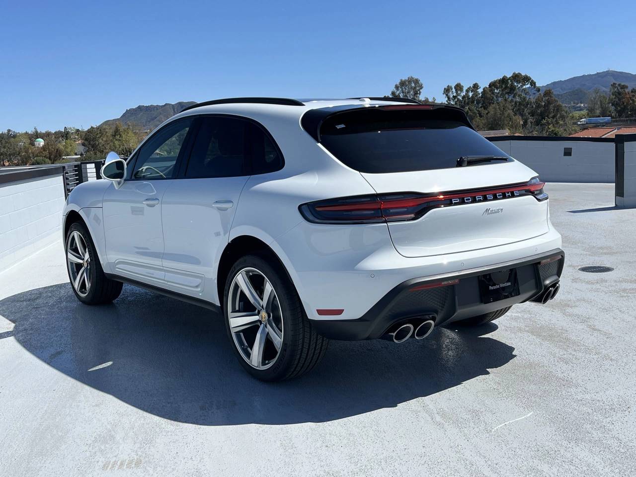 2025 Porsche Macan Base photo 2
