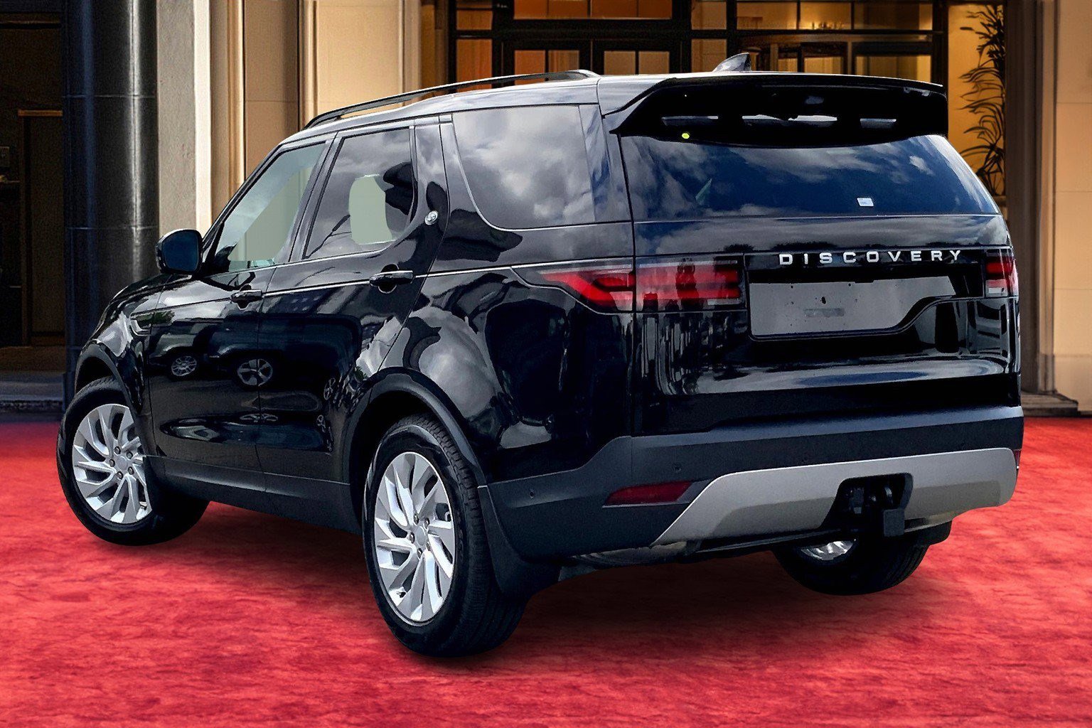 2025 Land Rover Discovery S photo 3