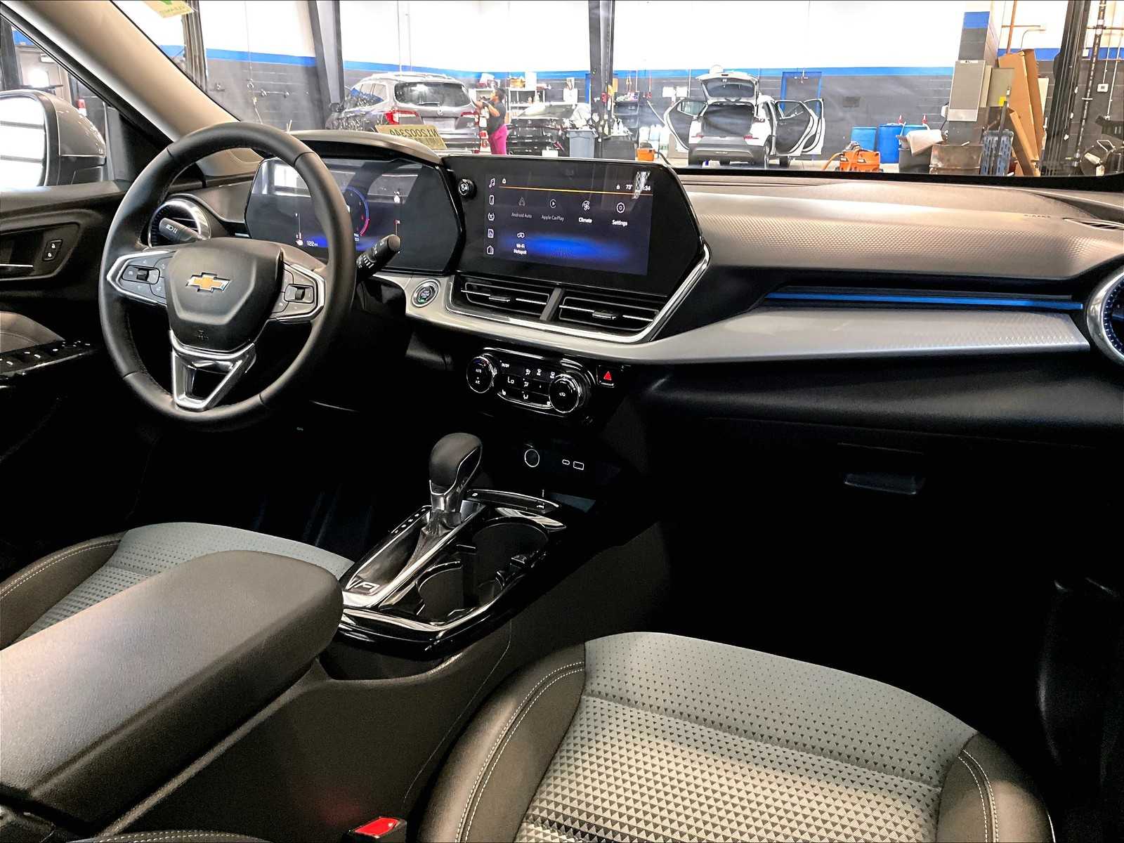 2025 Chevrolet Trax LT photo 14
