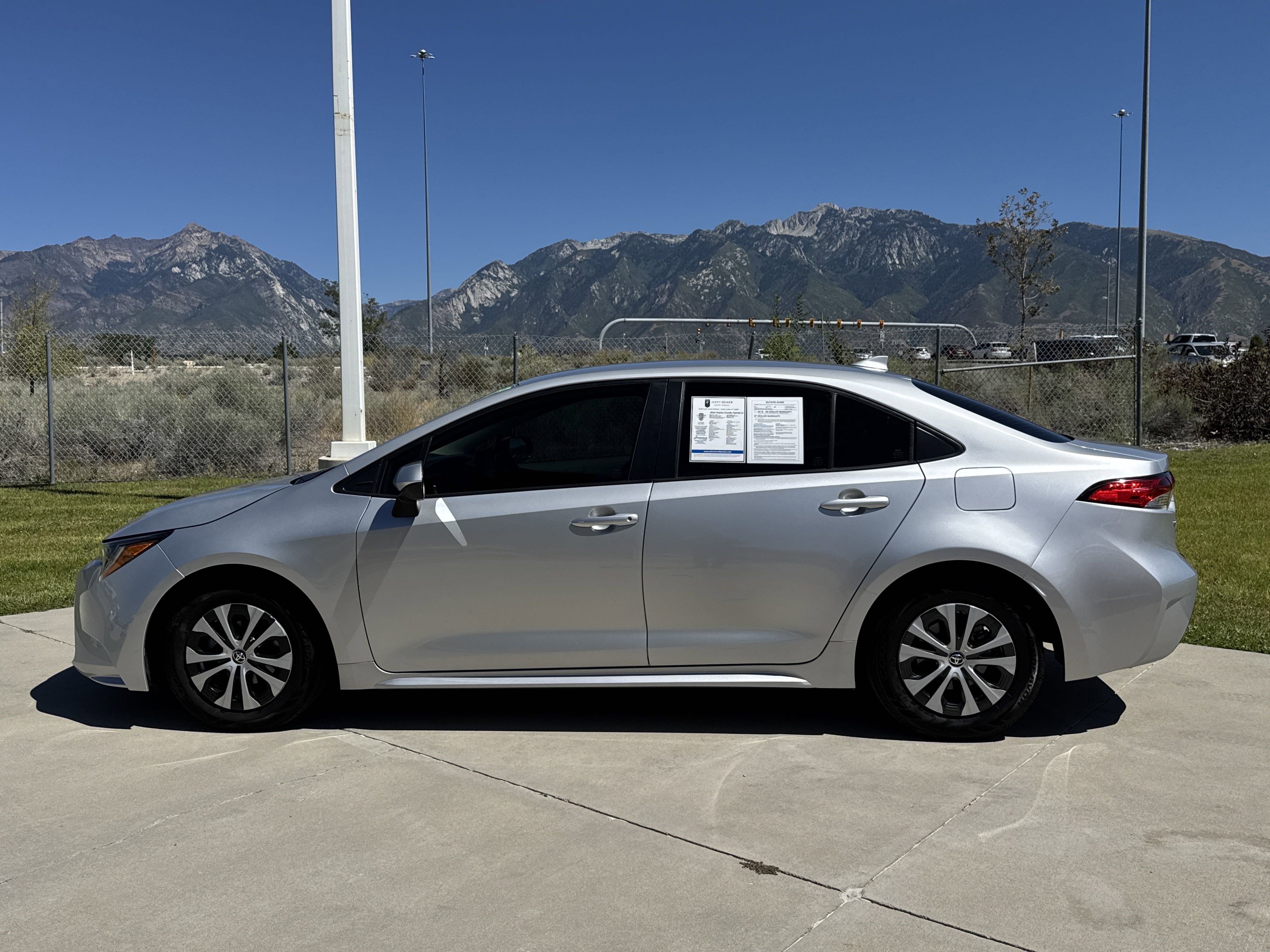 2022 Toyota Corolla Hybrid LE photo 2