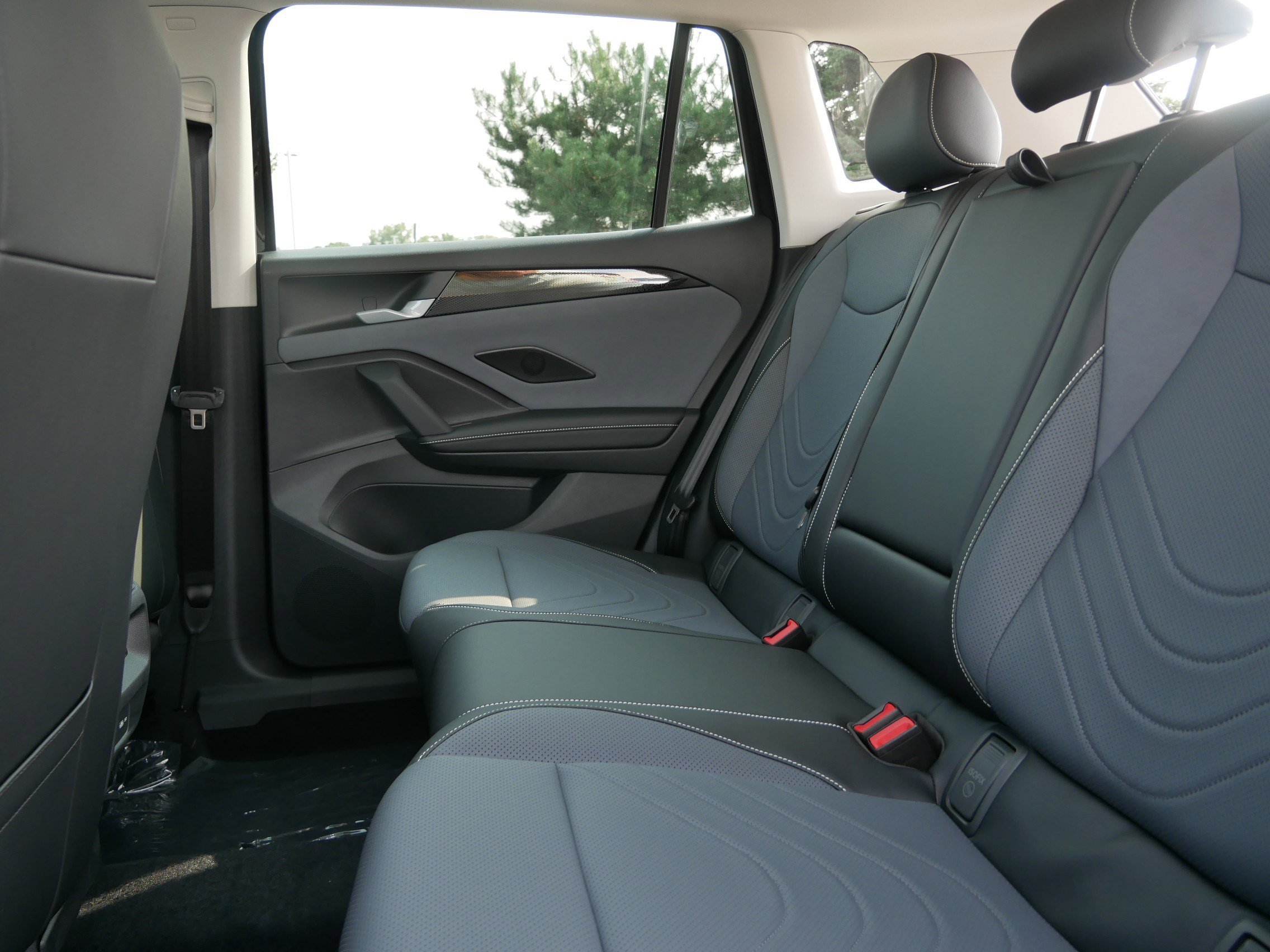 2025 Volkswagen Tiguan SE photo 4