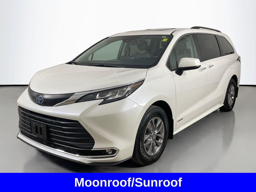 2021 Toyota Sienna XLE photo 3