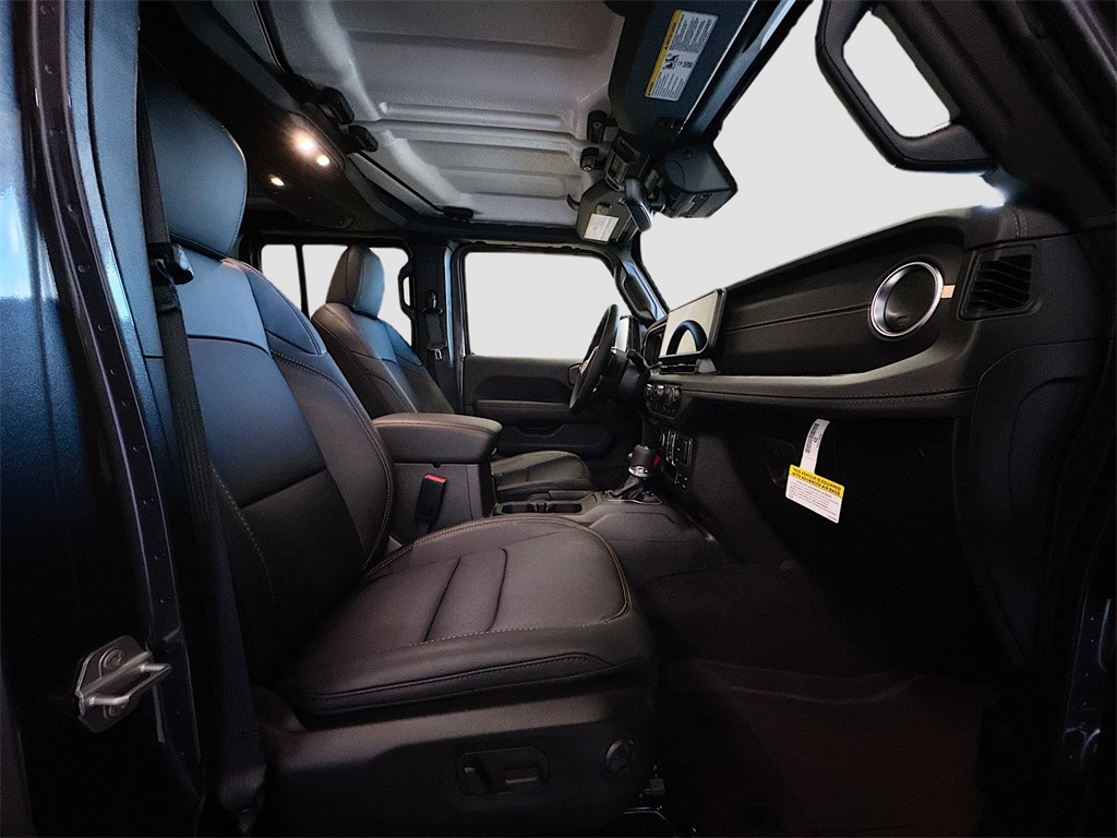 2025 Jeep Wrangler Sahara photo 7