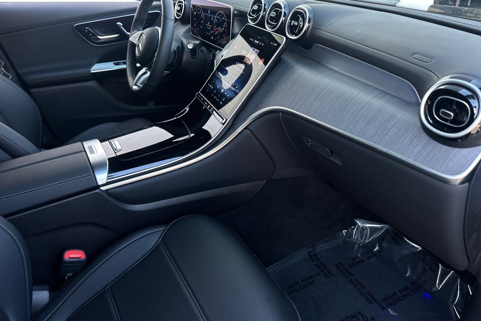 2025 Mercedes Benz GLC 300 photo 13