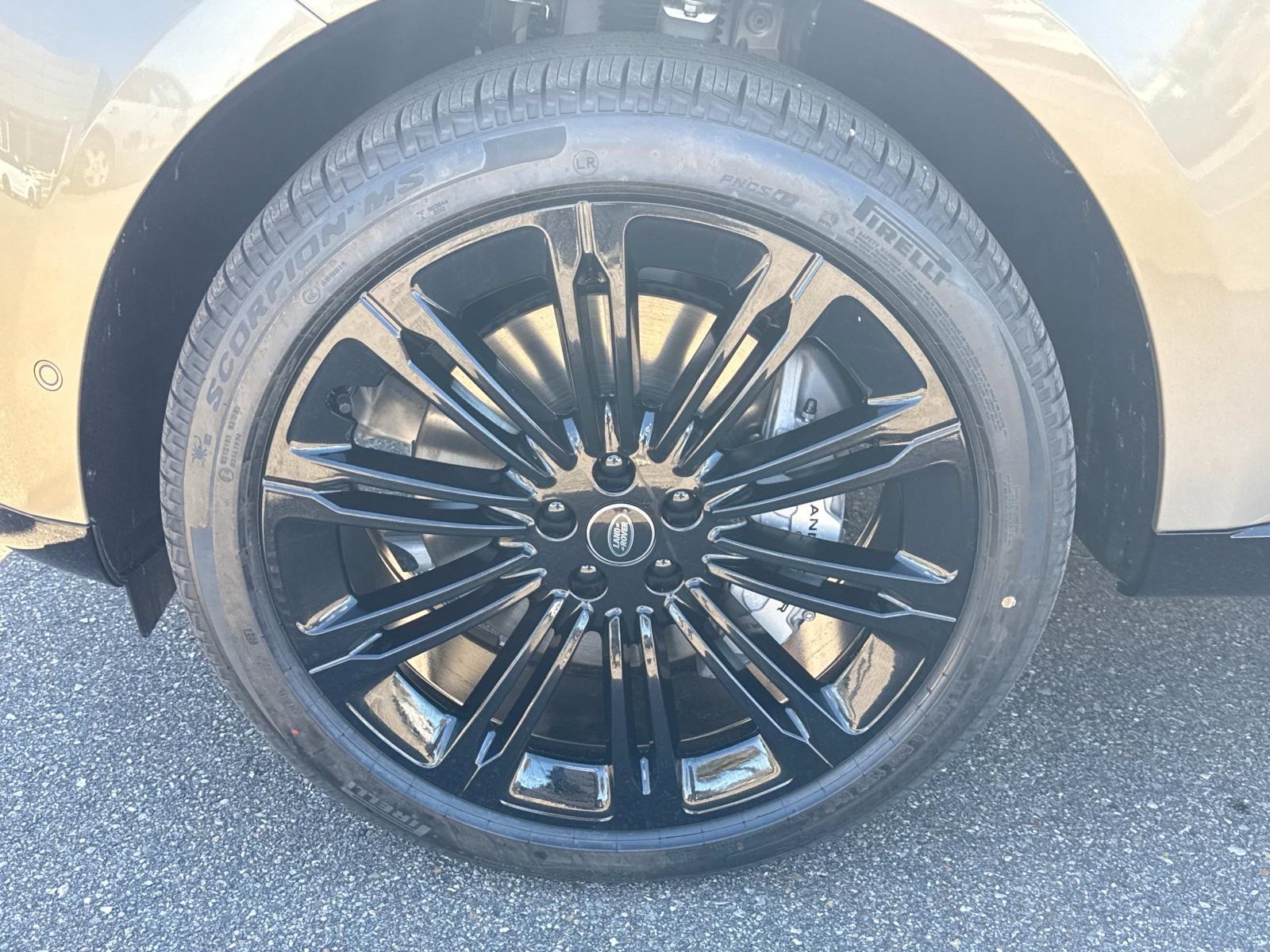 2025 Land Rover Range Rover SE photo 2