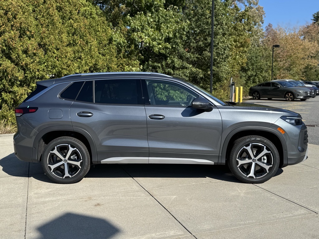 2025 Volkswagen Tiguan SE photo 4