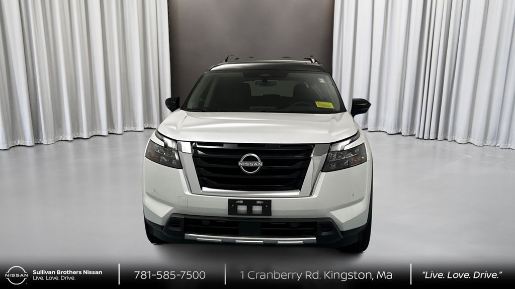 2025 Nissan Pathfinder Platinum photo 2