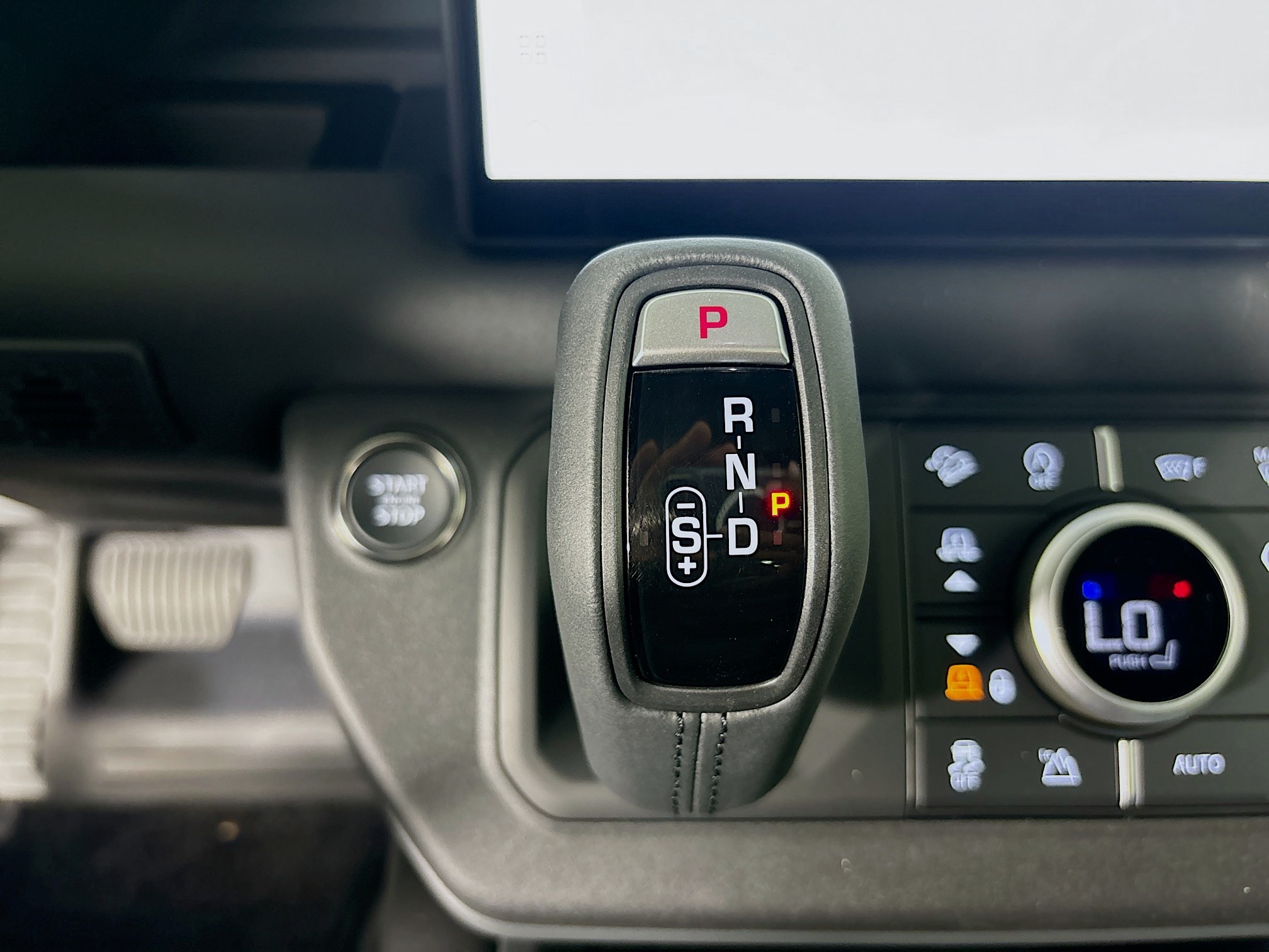 2025 Land Rover Defender 110 S photo 13